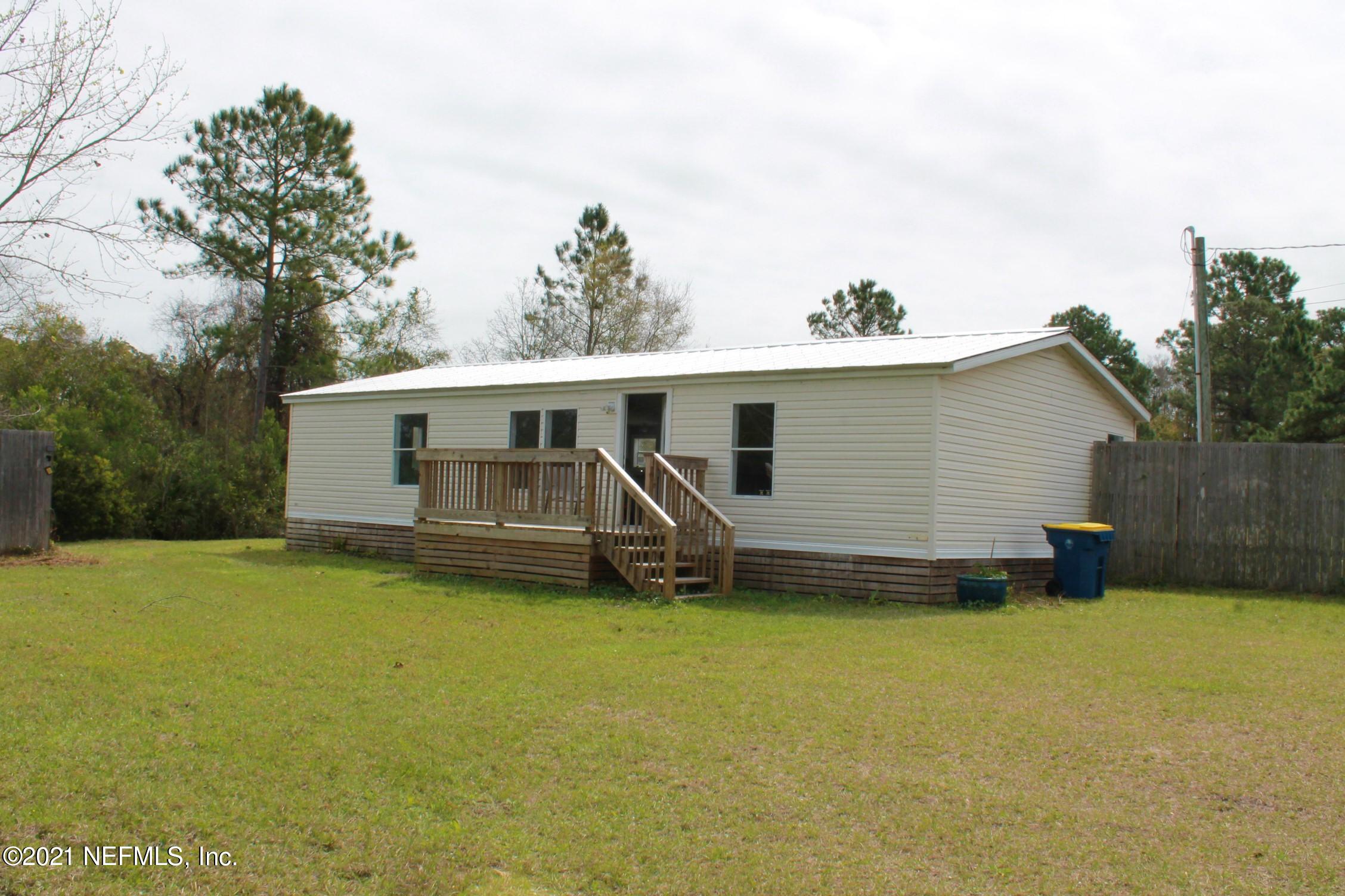 a view of a house with backyard