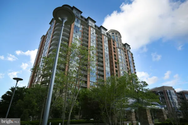 $3,950 | 8220 Crestwood Heights Drive, Unit 112, McLean, VA 22102
