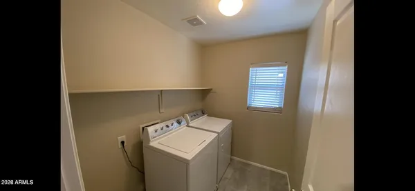 a view of entryway with a small house