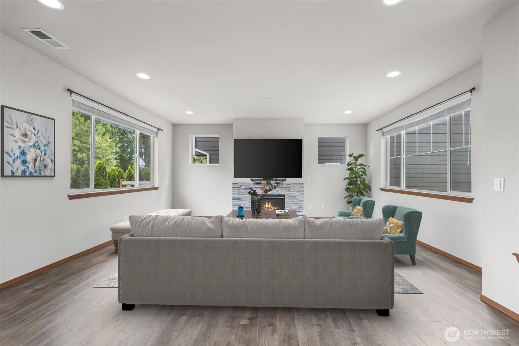 2540 Filbert Avenue Bremerton, WA 98310 - Photo 8 of 28 a living room with furniture and a flat screen tv