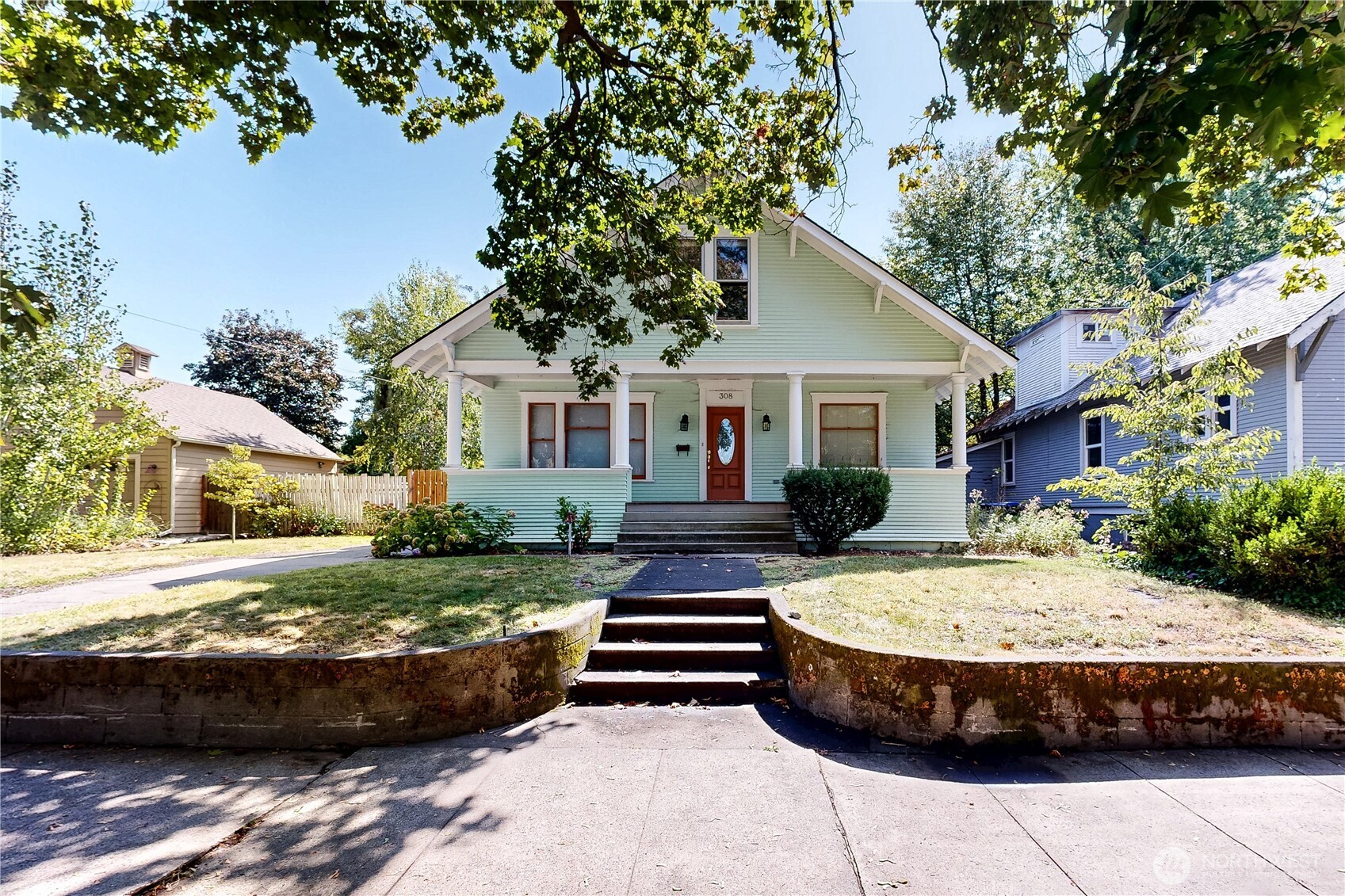 a view of a house with entertaining space