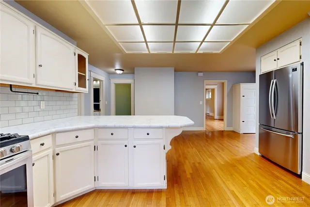 a bed room with a bed and cabinets