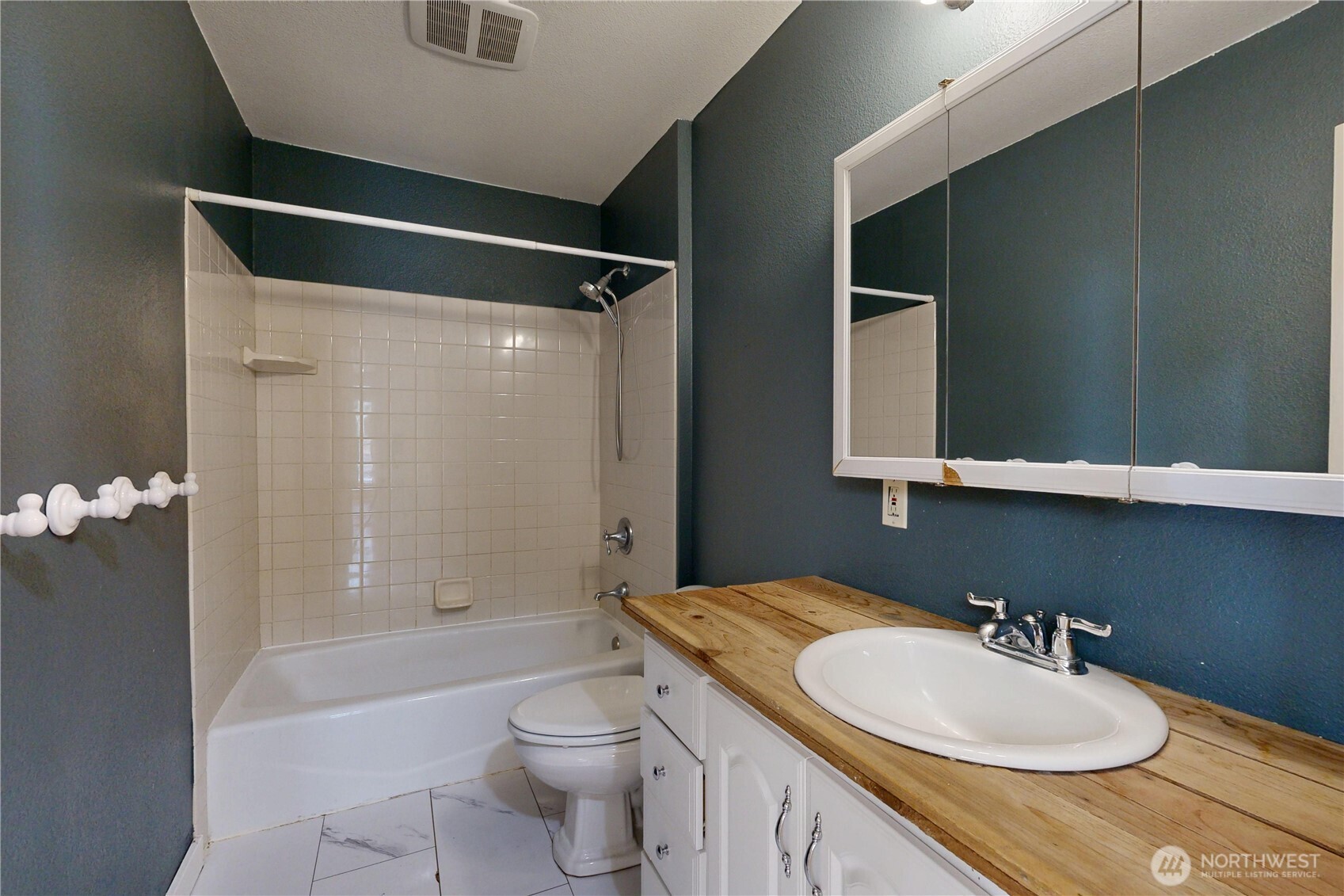 308 Newell Street Walla Walla, WA 99362 - Photo 20 of 40 a bathroom with a sink a toilet and shower
