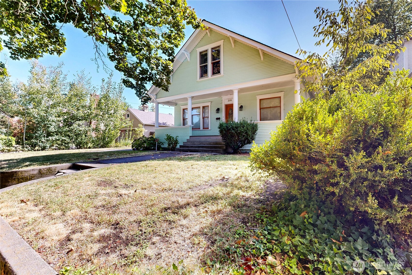 308 Newell Street Walla Walla, WA 99362 - Photo 2 of 40 a front view of house with yard and trees around