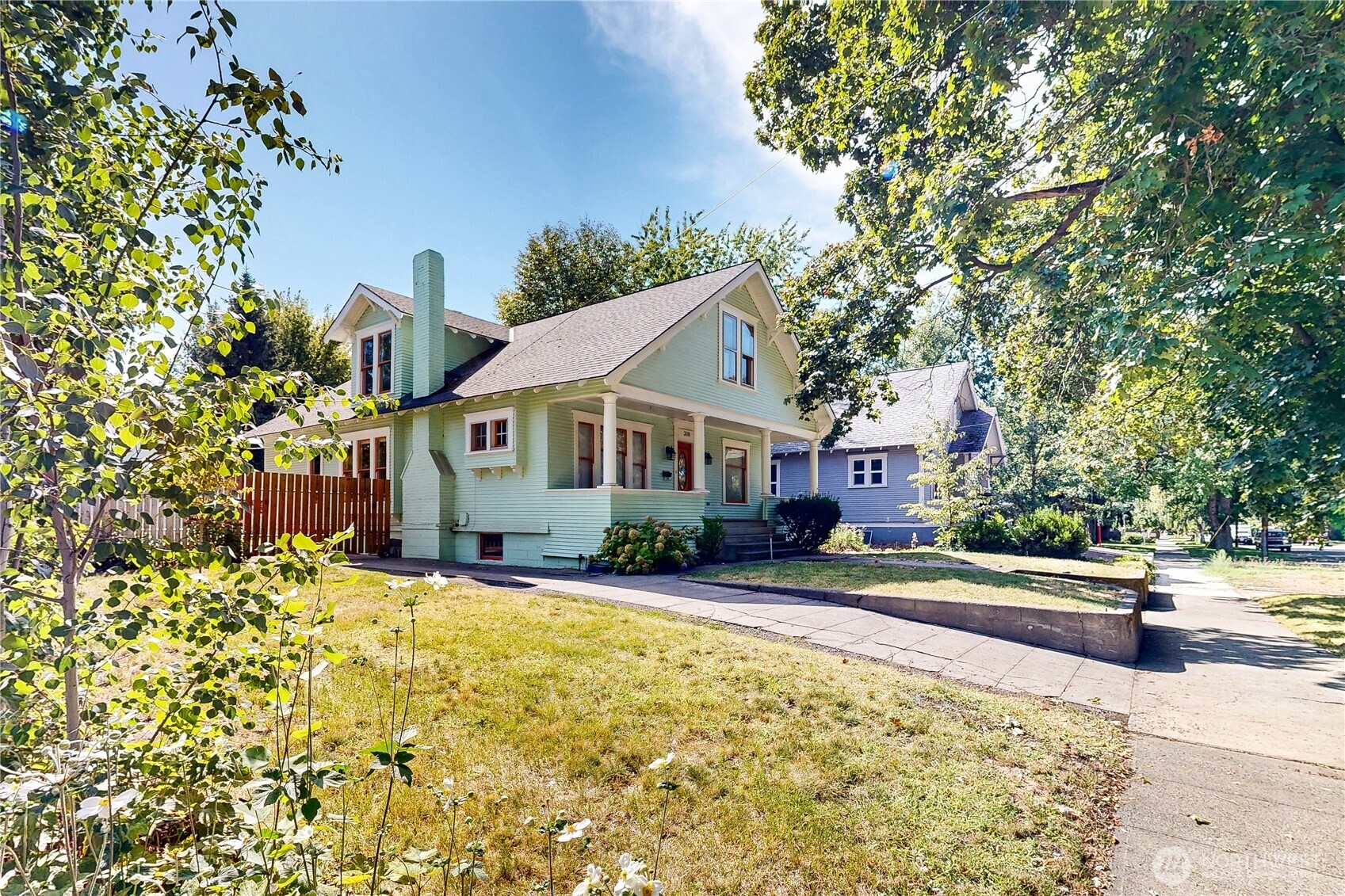 308 Newell Street Walla Walla, WA 99362 - Photo 3 of 40 a front view of a house with a yard