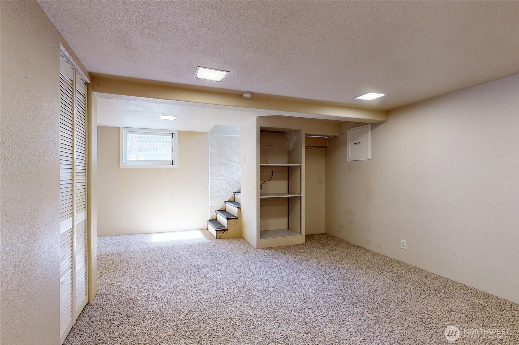 308 Newell Street Walla Walla, WA 99362 - Photo 31 of 40 an empty room with a closet and mirrors