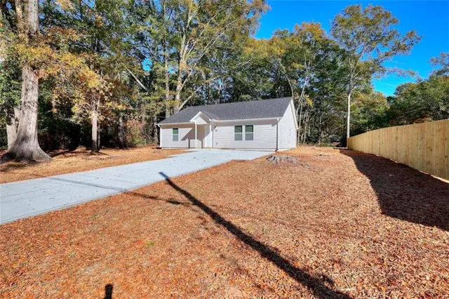 a view of a house with a yard