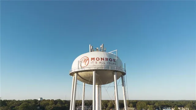 a view of a house with backyard and garden