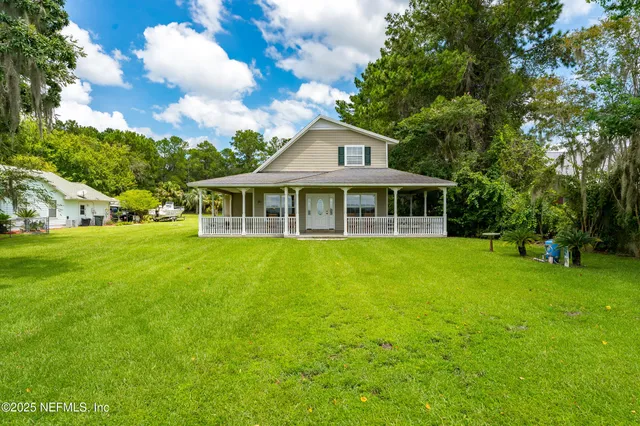 a view of house with a big yard