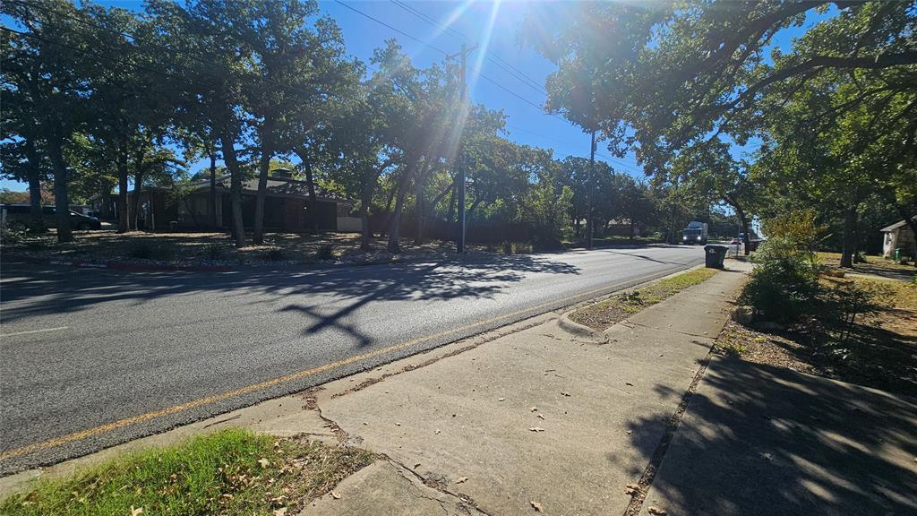 2621 North Locust Street Denton, TX 76209 - Photo 3 of 26 a view of a yard with street