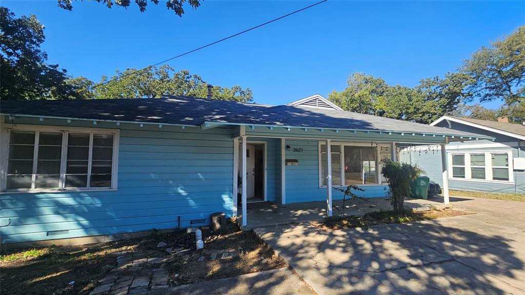 2621 North Locust Street Denton, TX 76209 - Photo 4 of 26 front view of a house with a yard