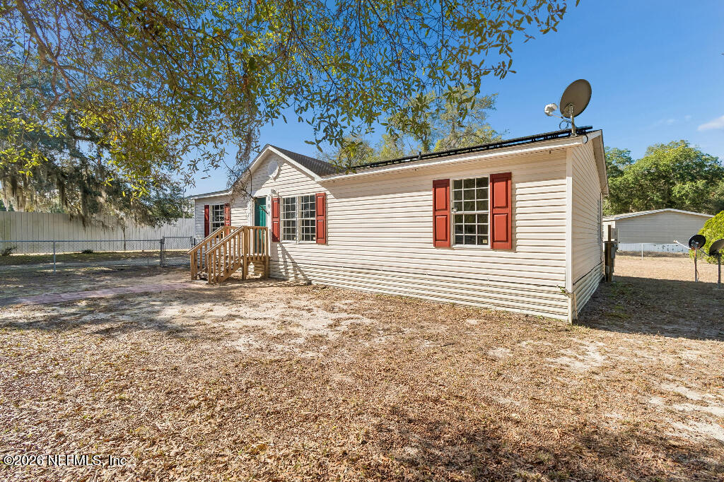 101 Ridgewood Avenue Interlachen, FL 32148 - Photo 2 of 25 a front view of a house with garden