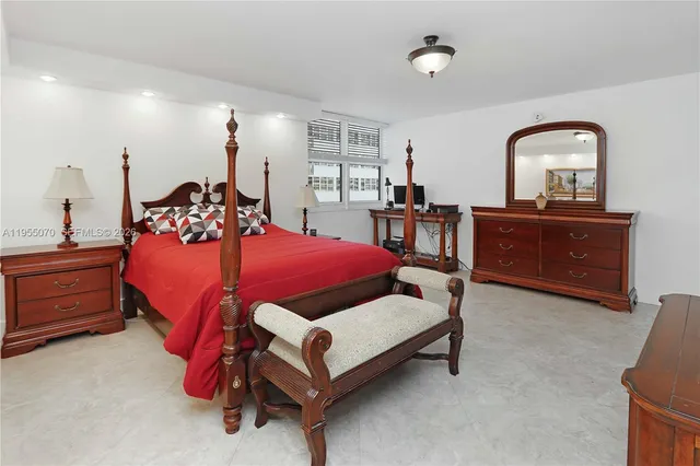 $659,000 | 2030 South Ocean Drive, Unit 727, Hallandale Beach, FL 33009