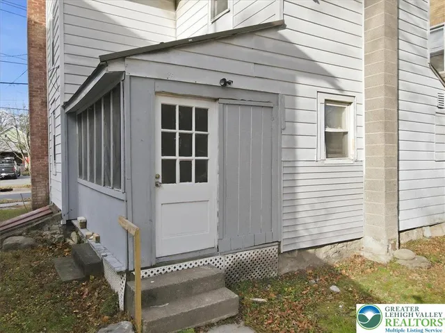 a view of a backyard with a house