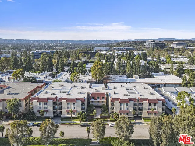 a view of city view and lake view