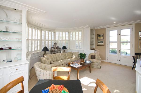 969 Hill Road Winnetka, IL 60093 - Photo 7 of 25 a living room with furniture and windows