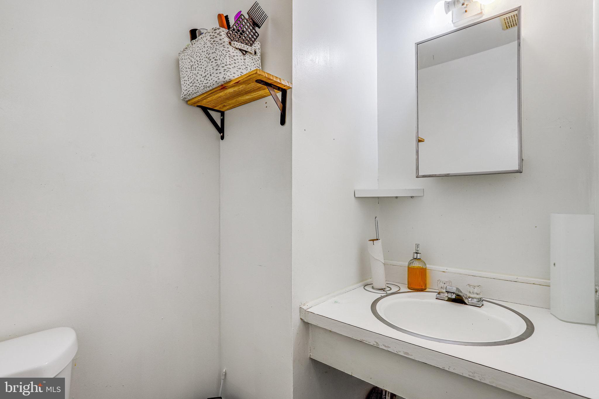 24 Mountaingate Drive Frederick, MD 21703 - Photo 15 of 32 a bathroom with a sink and a mirror