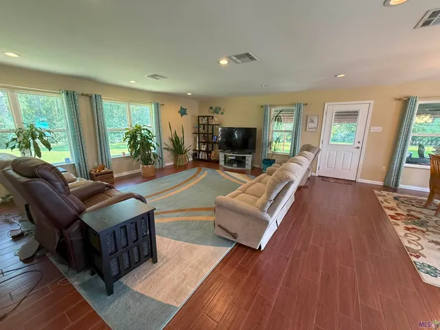 $590,000 | 301 Efferson Lane, Greensburg, LA 70441