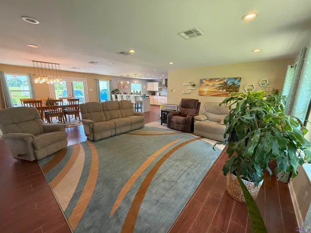 $590,000 | 301 Efferson Lane, Greensburg, LA 70441