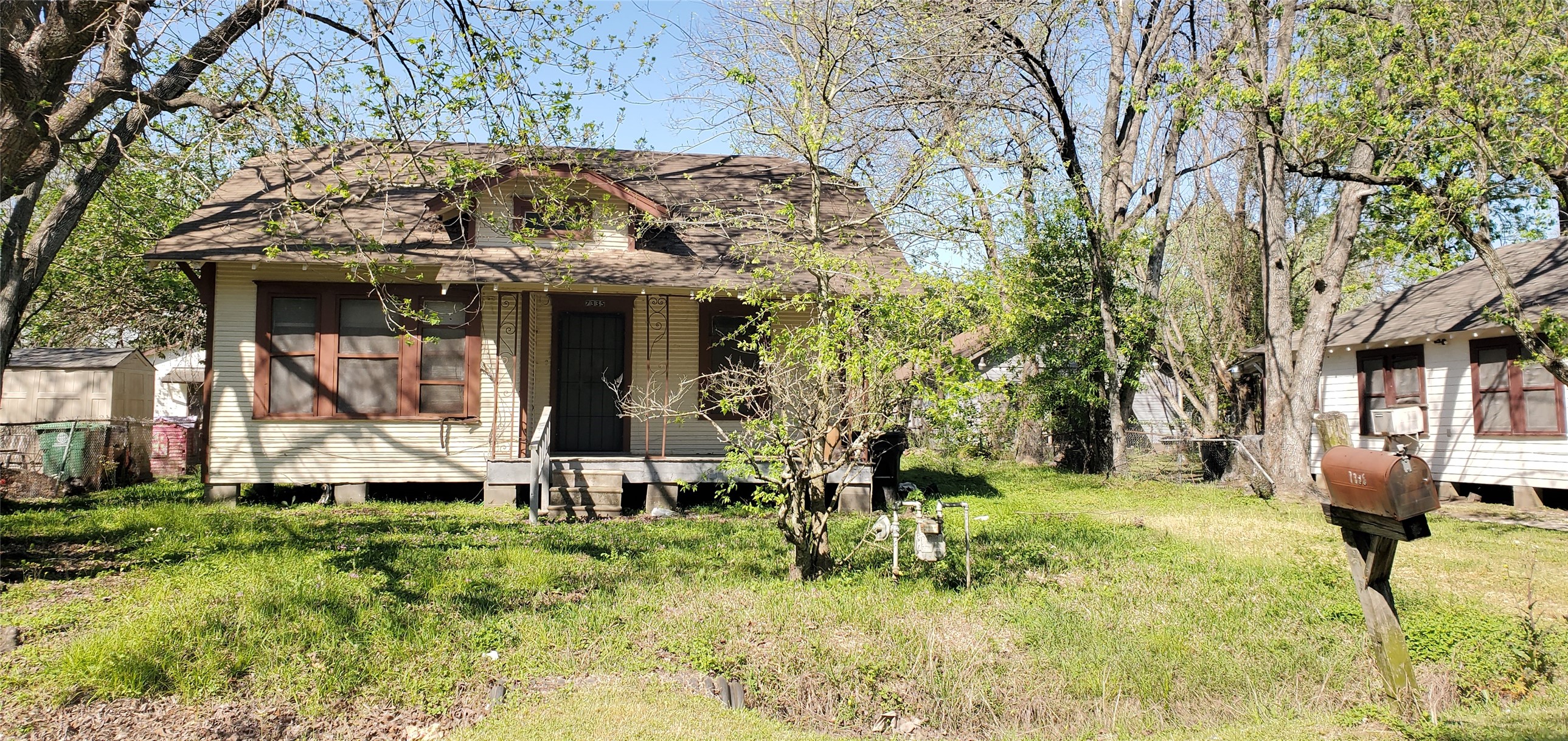 a view of a house with backyard and garden