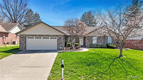 $309,000 | 1825 Spruce Hill Drive, Belleville, IL 62221