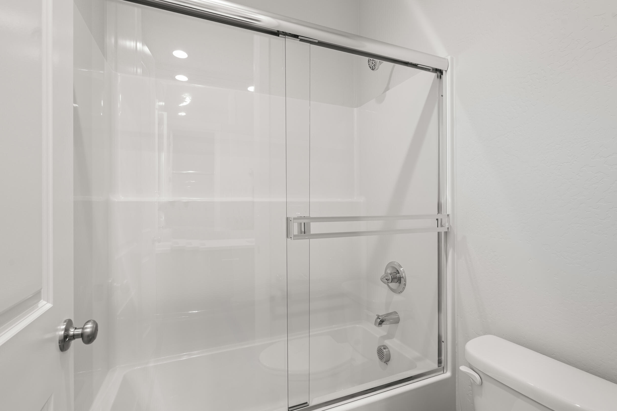 1141 Pumpkin Ridge, Unit 320 Eagle Point, OR 97524 - Photo 22 of 25 a bathroom with a shower