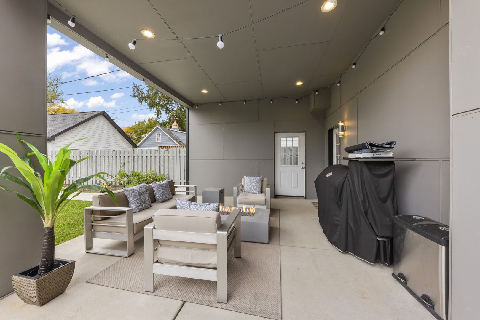 1126 Pitner Avenue Evanston, IL 60202 - Photo 34 of 48 a living room with furniture