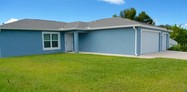 a view of an house with backyard space and balcony