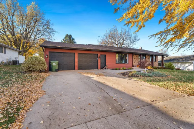 $392,000 | 957 Miles Drive, Worthington, MN 56187