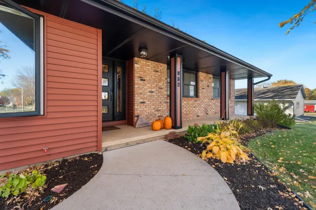 $392,000 | 957 Miles Drive, Worthington, MN 56187