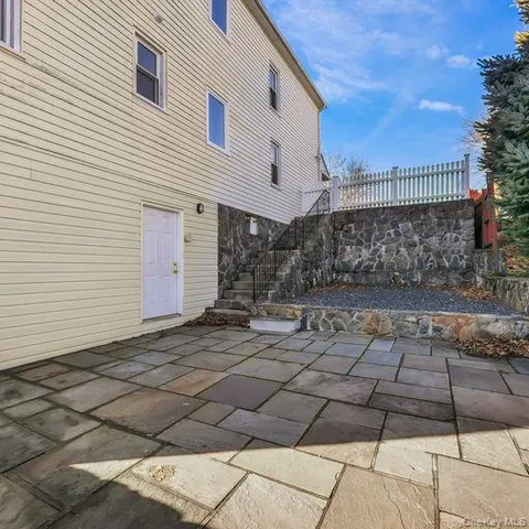 a view of a house with backyard