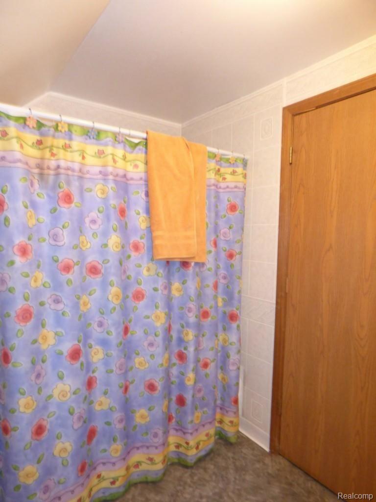 13828 Ridgemont Lane Gregory, MI 48137 - Photo 18 of 22 18 UPSTAIRS TUB.jpg