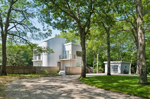 $3,295,000 | 2 Jodys Path, East Hampton, NY 11937