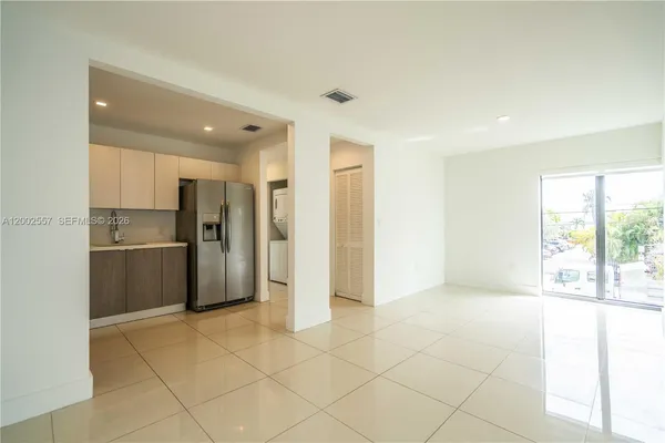 $2,400 | 1971 Bay Drive, Unit 114, Miami Beach, FL 33141