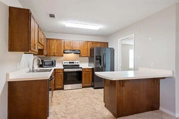 an empty room with closet and a ceiling fan