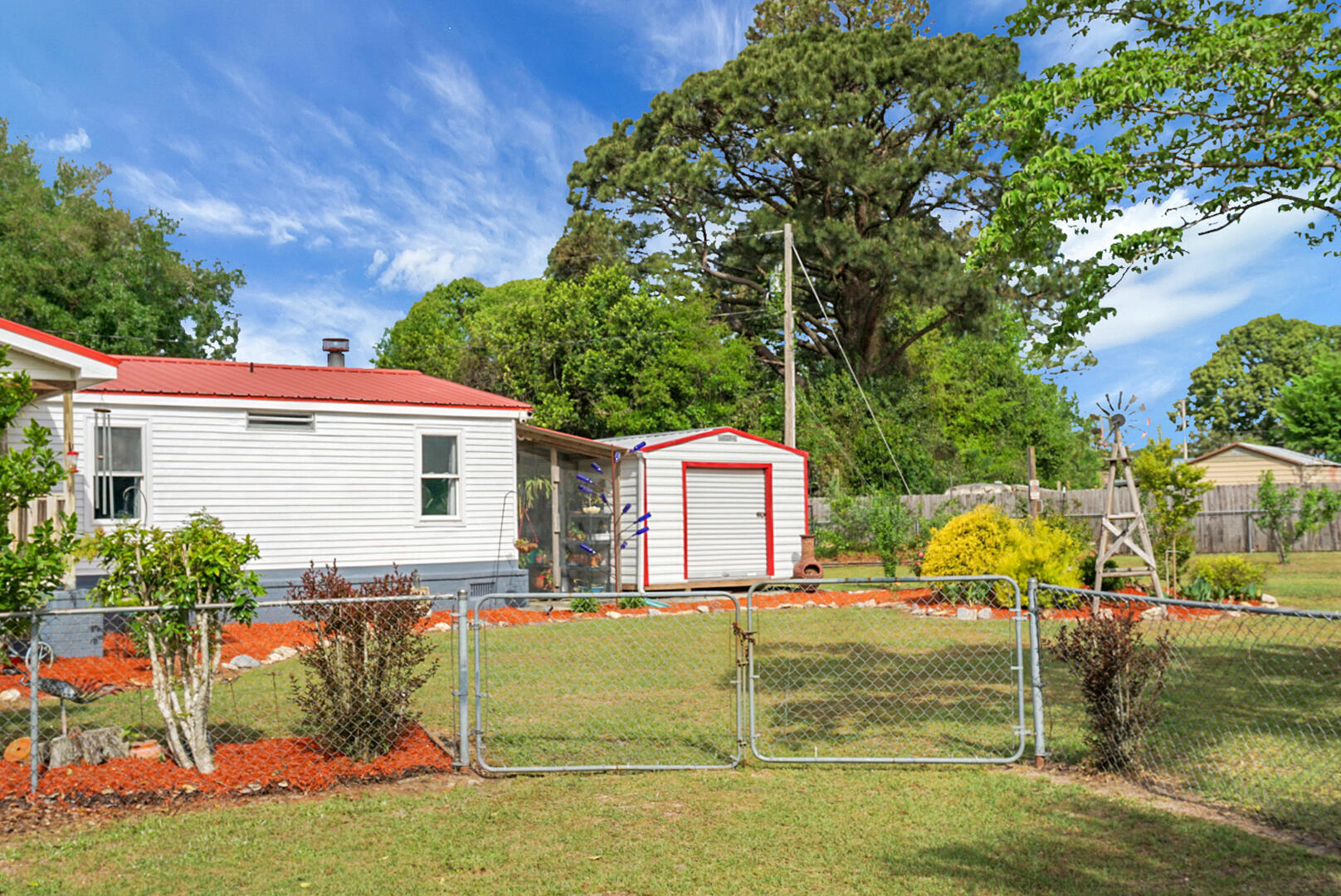 135 General Washington Boulevard Bonneau, SC 29431 - Photo 5 of 64 Manicured Yard
