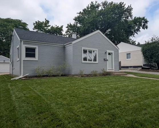 $2,600 | 4334 Washington Street, Downers Grove, IL 60515