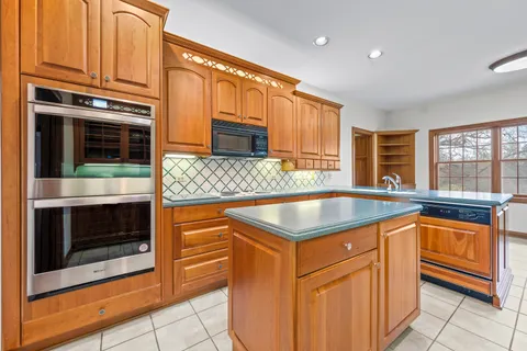 $895,000 | 32981 North River Road, Libertyville, IL 60048