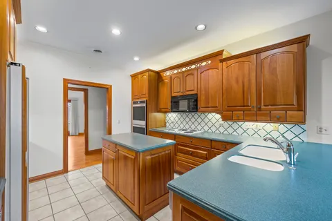 $895,000 | 32981 North River Road, Libertyville, IL 60048