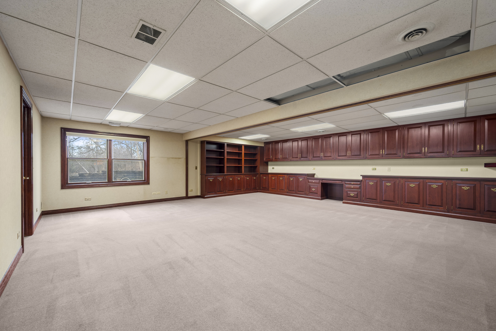 32981 North River Road Libertyville, IL 60048 - Photo 40 of 44 a big room with closet and windows
