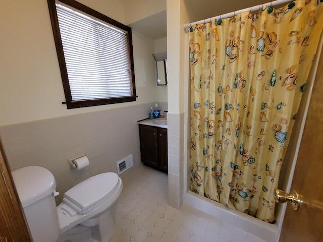 169 Murphy Circle Bushkill, PA 18324 - Photo 18 of 35 a bathroom with a toilet a sink and a shower