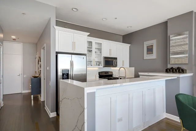 $438,000 | 500 West Superior Street, Unit 1504, Chicago, IL 60654