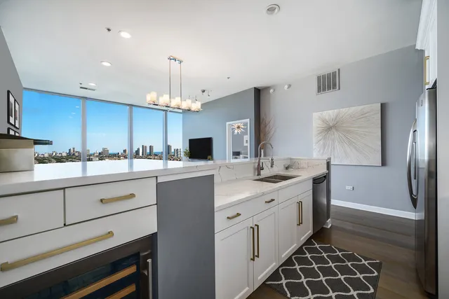 $438,000 | 500 West Superior Street, Unit 1504, Chicago, IL 60654