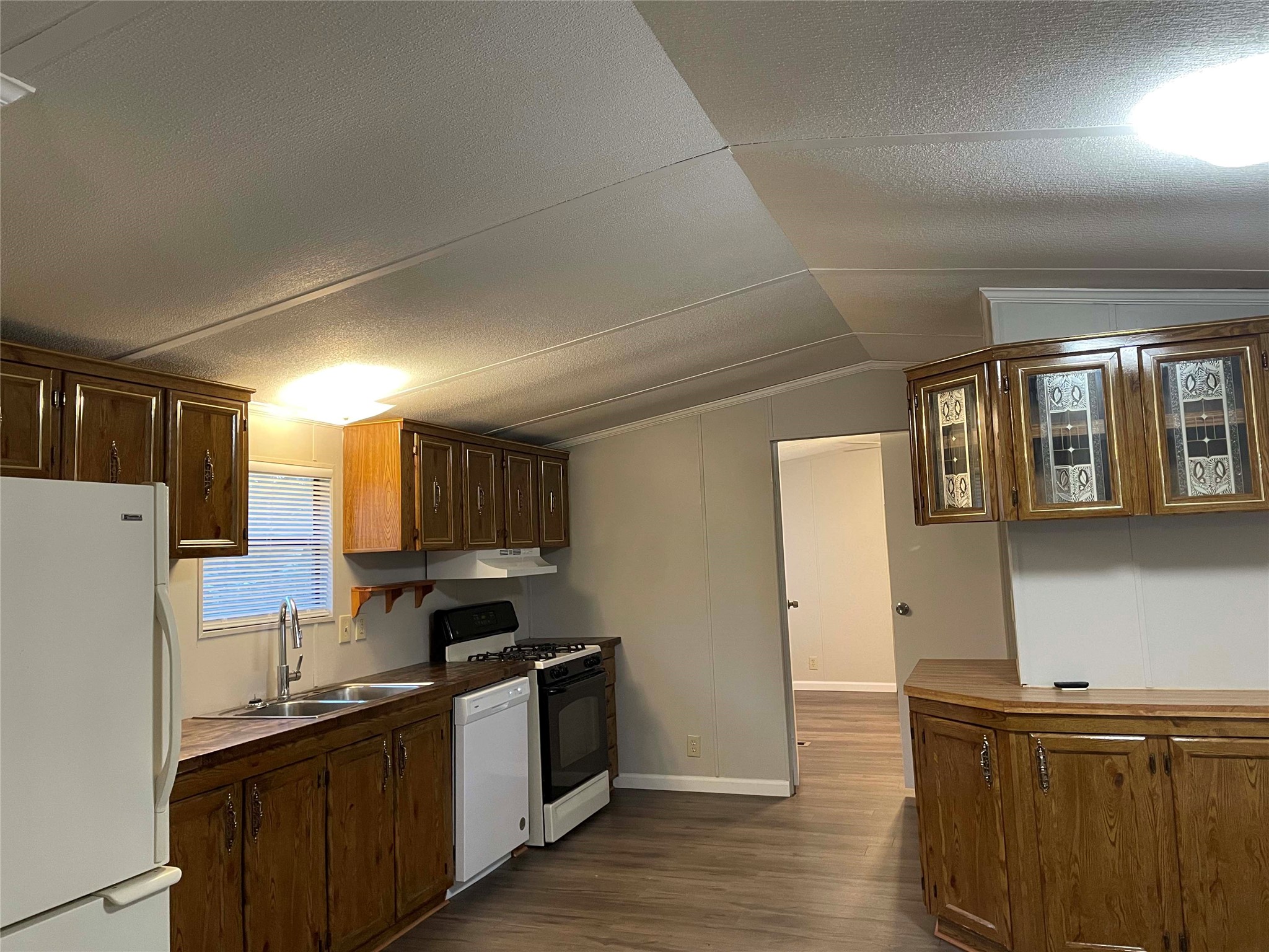 228 Hambrick Road Houston, TX 77060 - Photo 11 of 19 Kitchen