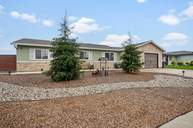 a view of a house with a yard and plants