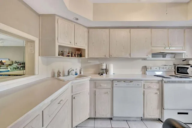 $275,000 | 900 Southwest 12th Street, Unit 110, Fort Lauderdale, FL 33315