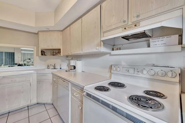 $275,000 | 900 Southwest 12th Street, Unit 110, Fort Lauderdale, FL 33315