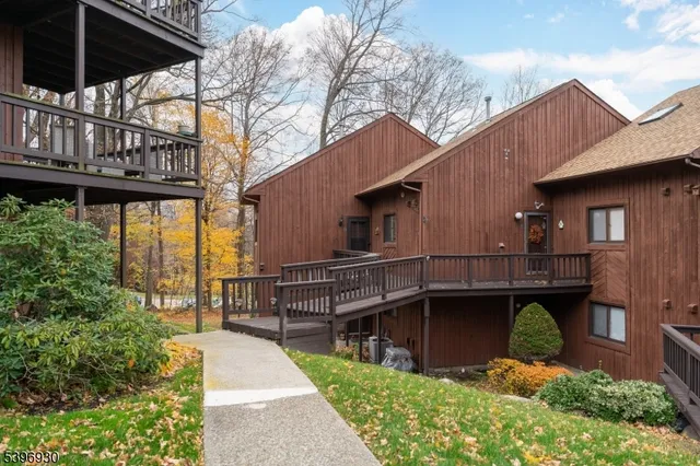 $270,000 | 4 Sunrise Drive, Unit 10, Vernon, NJ 07462