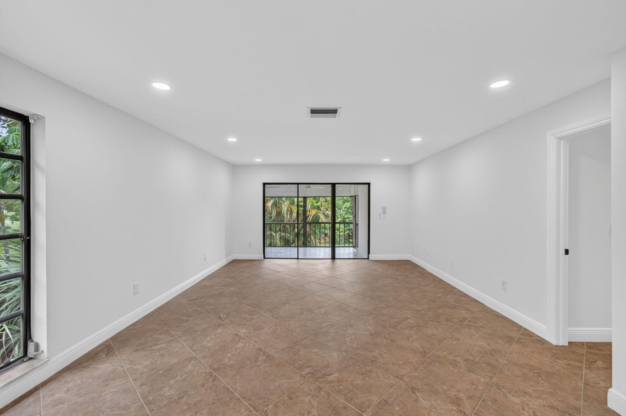 8460 Casa Del Lago, Unit 25B Boca Raton, FL 33433 - Photo 16 of 57 DINING/LIVING