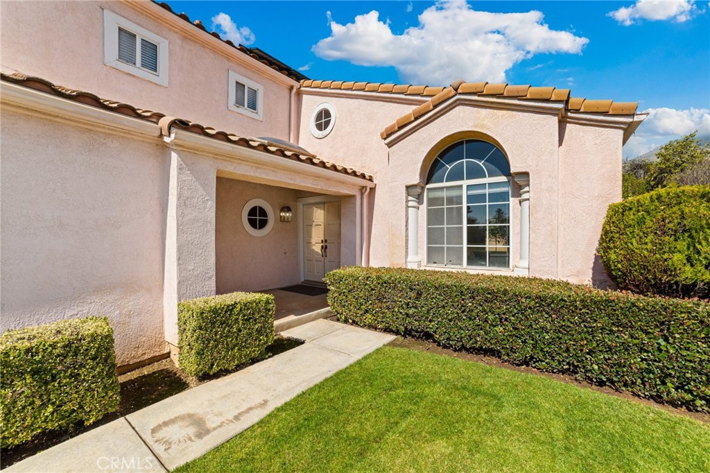 28962 Clear Spring Lane Highland, CA 92346 - Photo 4 of 32 a front view of a house with garden